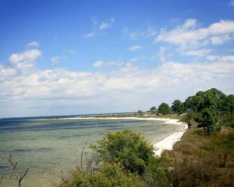 Luxury Waterfront Condo Overlooking Pool, 5 Mins To Dog Island, Free Boat Slip. - Carrabelle - Playa