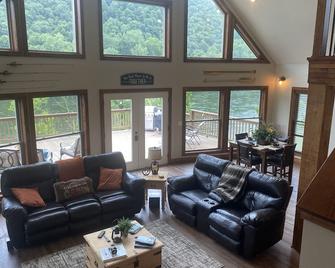 Home on White River- Fishing - Private Boat Ramp - Awesome Location - Mountain Home - Вітальня