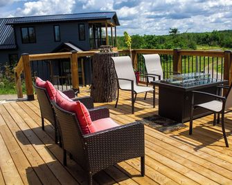 The Lodge | Historic Log Cabin + Hot Tub + Beach Access - Tweed - Balcony