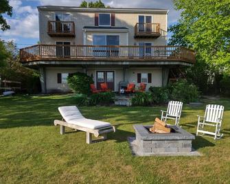 Riverfront house with kyacks fire pit and gym - Wareham - Patio