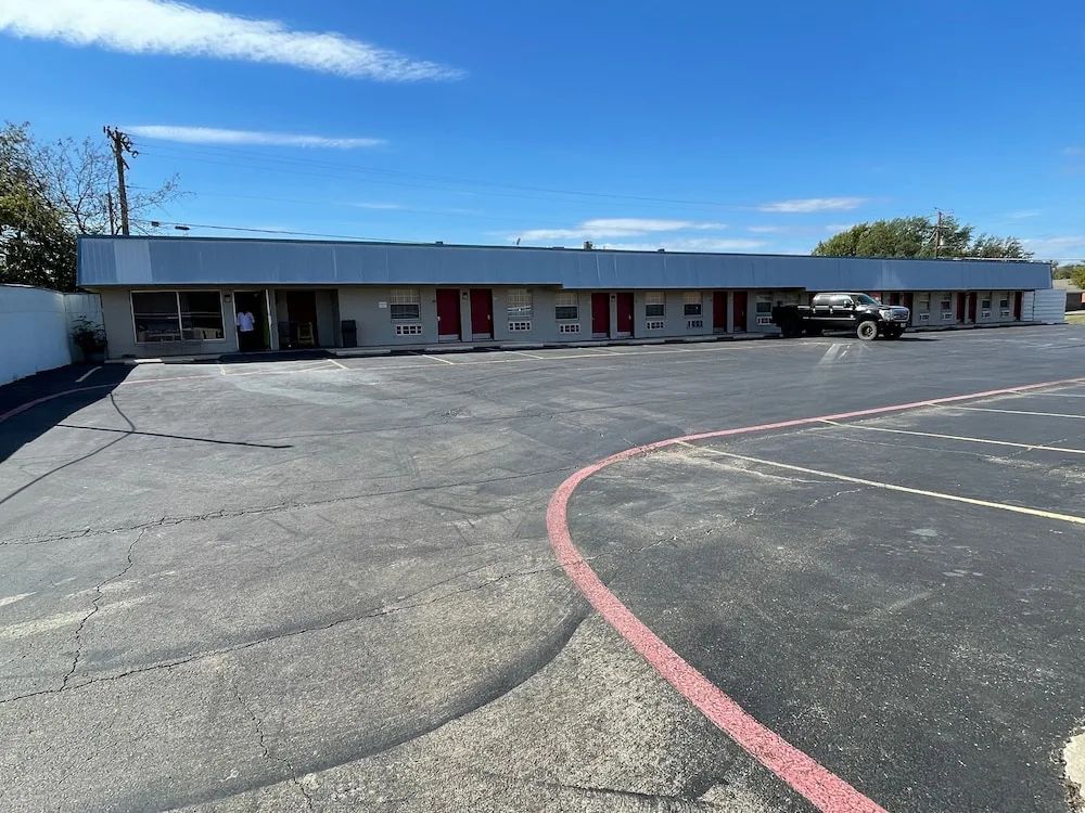 Delux Inn Cleburne - Cleburne