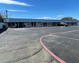 Delux Inn Cleburne - Cleburne