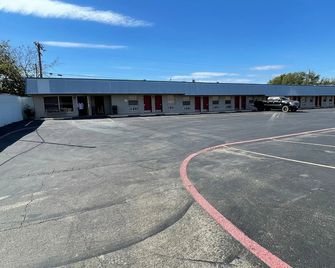 Delux Inn Cleburne - Cleburne