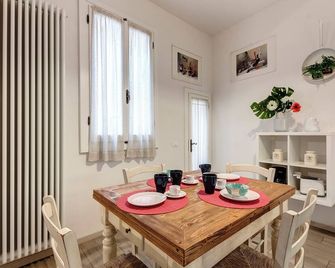 Fiesolana Apartments by Mamo Florence - Florence - Dining room