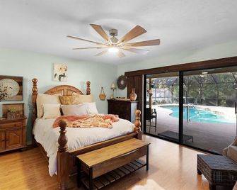 Pets OK! Welcome to tranquility! Heated Pool! 20 min from Three Sisters Springs. - Beverly Hills - Bedroom