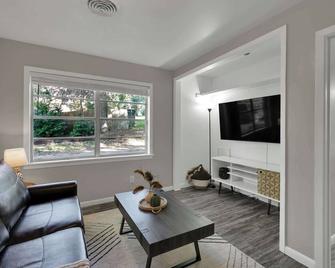 Bearkat Cove, Huntsville Getaway, Private Backyard - Huntsville - Living room