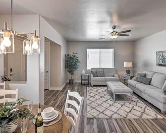 Idyllic Kingman Retreat with Yard - Near Hiking - Kingman - Living room