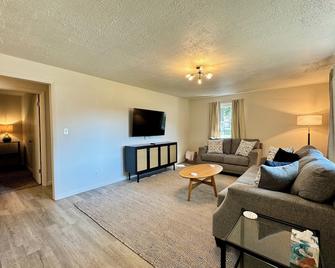 Idle Springs - Marion - Living room