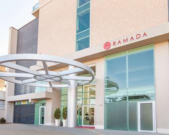 Ramada by Wyndham Macae Hotel & Suites - Macaé - Edifício