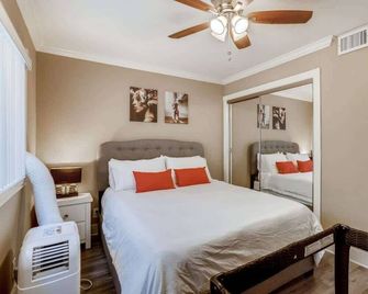 Awesome 3br 2bth 1 Block To Beach C2 - Newport Beach - Bedroom
