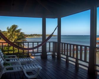 Oceanfront! Diving, Snorkeling, Kayaking On Site. Turtle Casa Penthouse Suite - Sandy Bay - Balcony