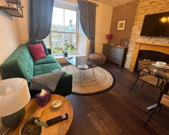 Lovely 1-bedroom serviced apartment in Falmouth - Falmouth - Living room