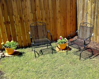 Bergie's Bunkhouse 1Bdrm near Glacier Park & Whitefish - Columbia Falls - Patio