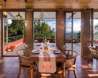 Willow Hill by Nature Resorts and Stays - אוטי - חדר אוכל