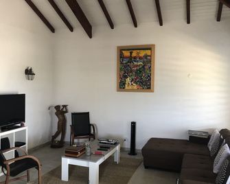 House In Village Center - Oyster Pond - Living room