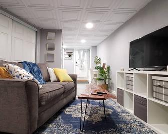 Bright & Cozy Private John's Hopkins Studio Apartment - 볼티모어 - 거실