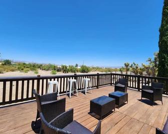 Modern Cabin with Arcade, Foosball Table and Fire Pit in Meadview, Arizona - Meadview - Parveke