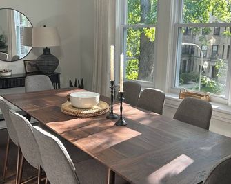 Large 4 bedroom apartment in Roger’s Park! - Chicago - Dining room