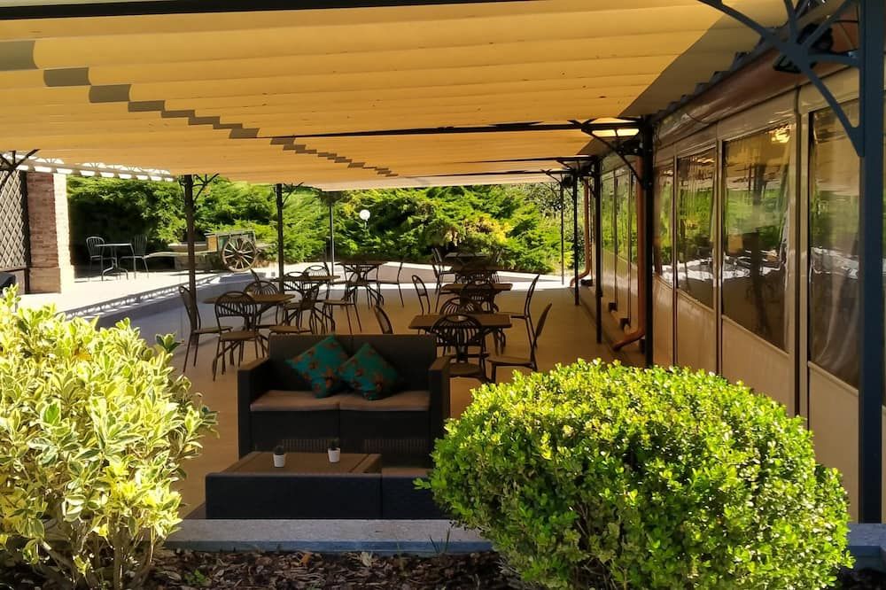 La Regibussa - Hotel Ristorante - Asti - Патіо