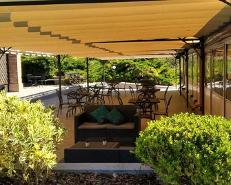 La Regibussa - Hotel Ristorante - Asti - Патіо