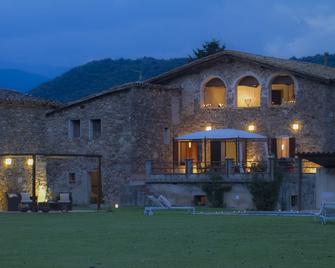 Country family house with a private large garden and swimming pool - L'Hostalnou de Bianya - Building