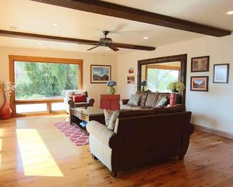 Flying Monkey Mesa | Near Zion | Rustic Mtn Home - Virgin - Living room