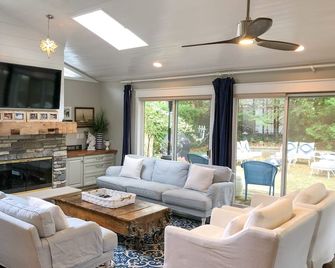 Gorgeous cottage short walk from downtown, beach and minutes to ski hills. - Harbor Springs - Living room