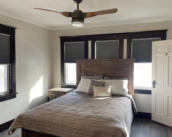 The brick house flat on third - Waseca - Bedroom