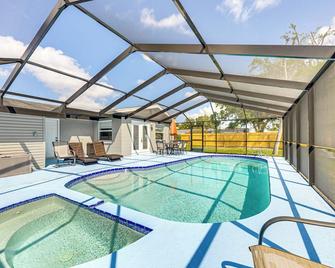 Less Than 2 Mi to Beach and Marina Bright Ruskin Retreat! - Ruskin - Pool