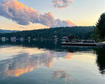 Peaceful Lakeside Retreat w/ Deck & Amazing Views! - Lakeside - Vista del exterior