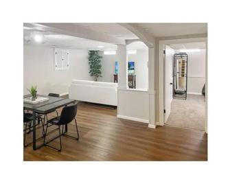 Newly Renovated Private Cozy & Conveniently Located - Westlake - Living room