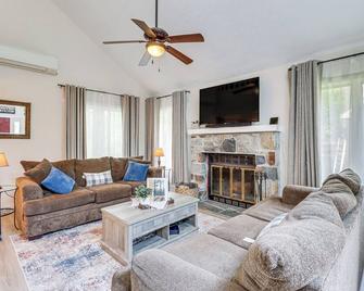 Steps to Jack Frost Ski Resort: Townhome w/ Decks - White Haven - Huiskamer