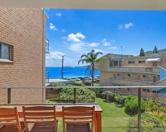 Bella Vista, Unit 10/19 Shoal Bay Road - Vibrant, modern unit with Shoal Bay views - Shoal Bay - Balkon