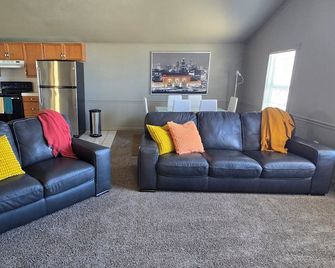 Prime Location Condo – Walk to Dining, Park, Shops & Downtown - Coleman - Living room