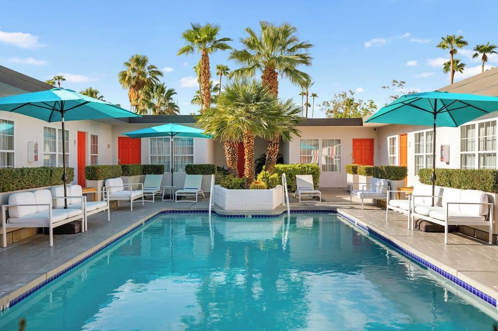 ذا ويك إند - بالم سبرينغس - حوض السباحة