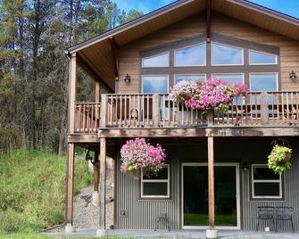 Spectacular Mountain Views Located 1 Mile From Glacier National Park - West Glacier - Edificio