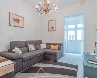 Blue Waves Apartment with Maltese Balcony - Valletta - Stue