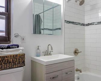 American Dream 10 mins away! Airport 20mins away - Hasbrouck Heights - Bathroom