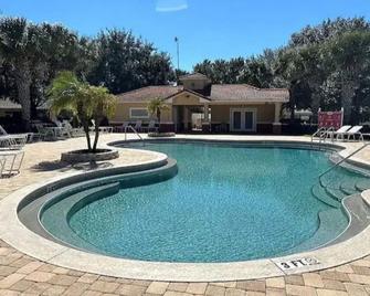 Cozy and quiet villa in Lake Resort - Haines City - Pool