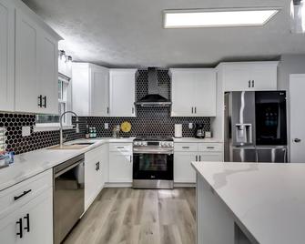 Lux 4br Retreat: 86' Smart Tv, 3bt, Deck & Grill In Alpharetta - Alpharetta - Kitchen