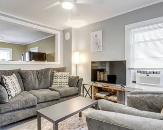 Easthampton Apartment Near Breweries and Rail Trail! - Easthampton - Sala de estar