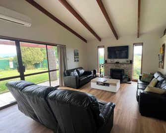 Group accomodation for sport team, family reunion, 5mn to city centre - Nueva Plymouth - Sala de estar
