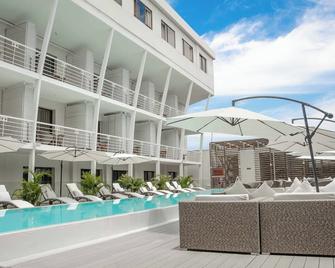 تيرادو أرتورو برات - إيكويكو - حوض السباحة