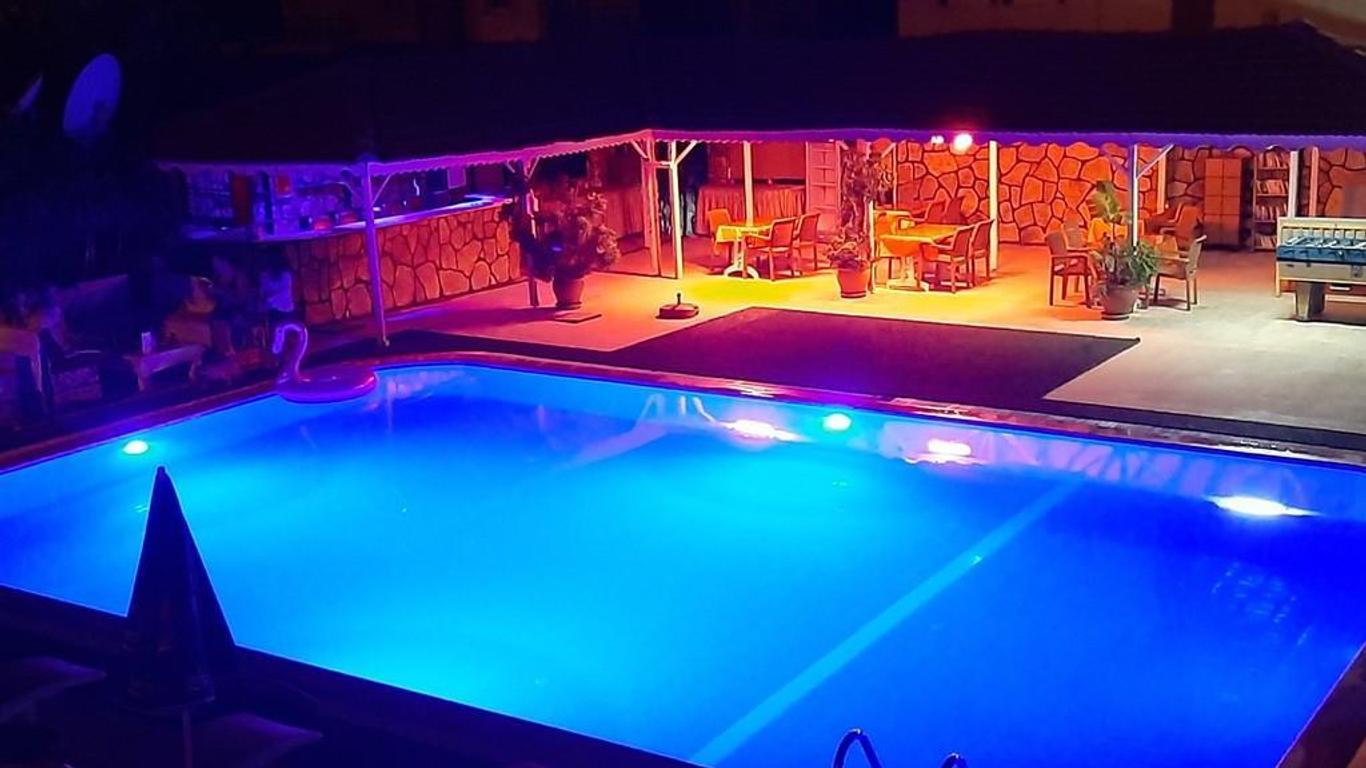 إيفرست أبارت هوتل