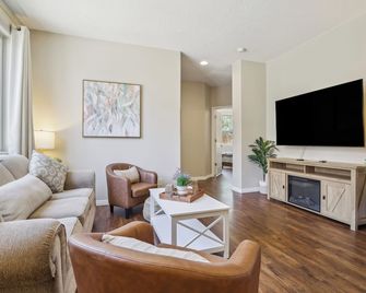 Welcoming Mesquite Condo with Pool Access! - Mesquite - Living room