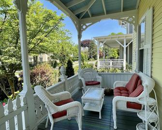 Charming, immaculate, single family home in Newport Historic District - Newport - Balcony