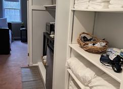 Roomy 2 Bedroom Apt. w/en Suite Bath, Private Entry & Off Street Parking - Bethesda - Dotazioni in camera