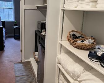 Roomy 2 Bedroom Apt. w/en Suite Bath, Private Entry & Off Street Parking - Bethesda - Zimmerausstattung