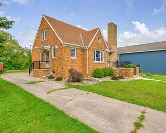 StoneHaven on Lake Street — Port Austin - Port Austin - Building