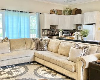 Your Creekside Villa Experience: Relax And Refresh. Brookhill Ranch Area! - Hot Springs Village - Sala de estar